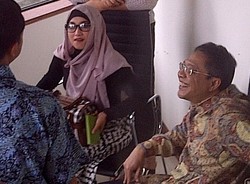 Menunggu Giliran Bersaksi, Sefti Bercanda dengan Fathanah