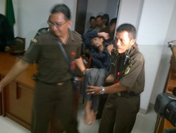 Benget Sakit dan Digotong ke Persidangan, Pembacaan Vonis Ditunda