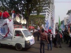 Tuntut Upah Rp 3,7 Juta, Buruh Demo Kantor Jokowi