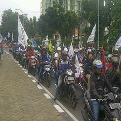 Ngotot Minta UMP Naik 50%, Buruh Demo Kantor Disnaker DKI