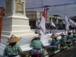 Sambut Hari Batik, Ratusan Siswa SD di Yogya Lukis Wayang 71 Meter