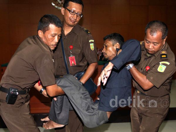 Sakit, Vonis Benget Ditunda