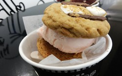 Scoop Bar: Satu Skop Es Krim Frambozen di Antara Dua Biskuit Renyah