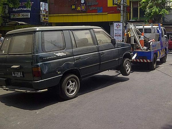 Mobil Mangkrak 4 Tahun di Jalan Wuni Diderek Dishub
