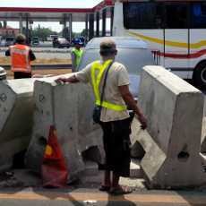 Sopir Ngantuk, Xenia Hitam Tabrak Pembatas Jalan di KM 26.500