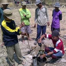Bukan Air yang Keluar, Sumur Petani Tuban Semburkan Emas Hitam