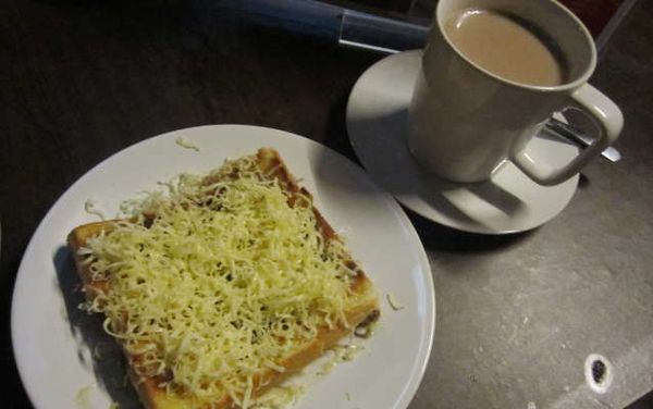 Menyesap Hot Chocolate Plus Roti Bakar Cokelat Keju di Warkop Junko Menyesap Hot Chocolate Plus Roti Bakar Cokelat Keju di Warkop Junko