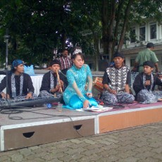 Alunan Kacapi Suling di Balkot Bandung Temani PNS Bekerja