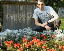 Pria Ini Habiskan Rp 749 Juta Demi Kunjungi Makam Selebriti