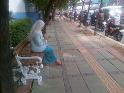 Dipasangi Bangku Taman, Jl Gatot Subroto Semakin Cantik