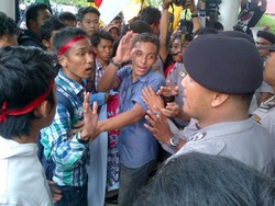 Demo Pemadaman Listrik di PLN Riau, Mahasiswa Ricuh dengan Polisi