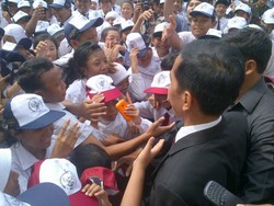 Usai Upacara di Lubang Buaya, Anak Sekolah Serbu Jokowi