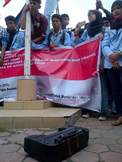 Protes Pemadaman Listrik, Mahasiswa Banting Printer di Kantor PLN Riau