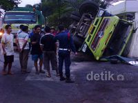 Truk Minyak Terguling di JIEP
