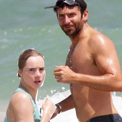 Byurr! Bradley Cooper dan Pacar Mesra Basah-basahan di Pantai