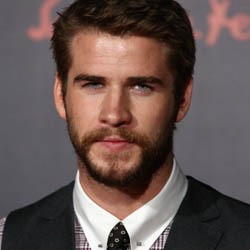 Liam Hemsworth Kencani Dua Perempuan Sekaligus