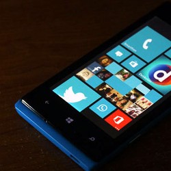 Smartfren Ascend W1, Windows Phone CDMA+GSM Pertama