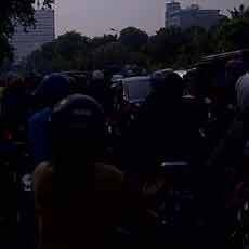 Upacara Hari Kesaktian Pancasila, Lalin di Depan Grahadi Padat