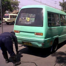 Kendaraan Melintas di Terminal Joyoboyo Jalani Uji Emisi