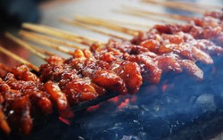 Agar Aman Dikonsumsi Jangan Panggang Sate Langsung di Atas Api