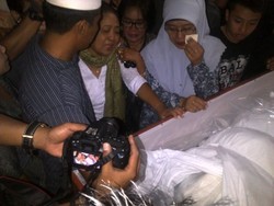 Merasa Terganggu, Keluarga Jelaskan Soal 3 Anak dari 3 Bapak Holly Angela