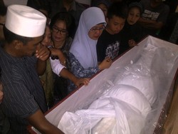 Tiba di Rumah Duka di Semarang, Ibunda Menangis Lihat Jenazah Holly