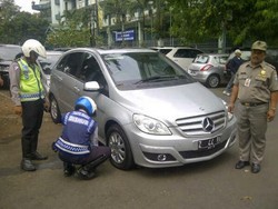 Parkir Sembarangan Jl Pattimura, Mercy Dicabut Pentilnya 