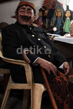 Prabowo Beli Lukisan Rp 50 Juta Demi Kesembuhan Kaki Pak Raden