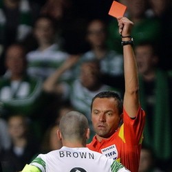 Lennon Pertanyakan Kartu Merah Brown