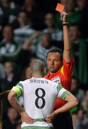 Lennon Pertanyakan Kartu Merah Brown