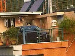 Gara-gara Utang, Mobil Menantu Diparkir Mertua ke Atap!