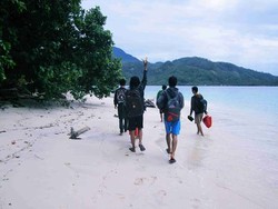 Teluk Kiluan, Pesona Pasir Putih Sampai Lumba-Lumba