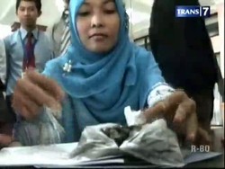 Calon Haji Bawa Batu Dari Indonesia