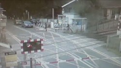 Wanita Bersepeda Ini Lolos dari Kecelakaan Maut di Perlintasan Kereta