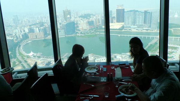 Serunya 360 Cafe, Makan Sambil Diputar di Ketinggian