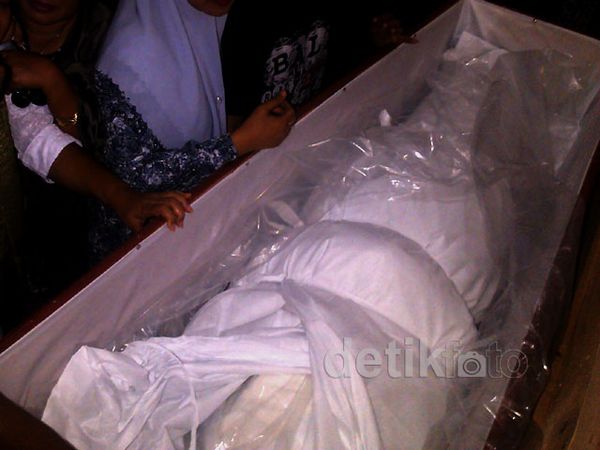 Jenazah Holly Tiba di Rumah Duka