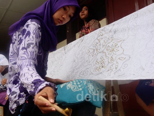 Siswa SMA Membatik Massal di Hari Batik