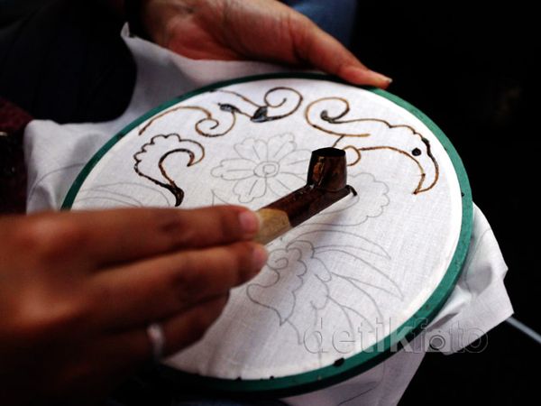 Ramaikan Hari Batik Warga Membatik