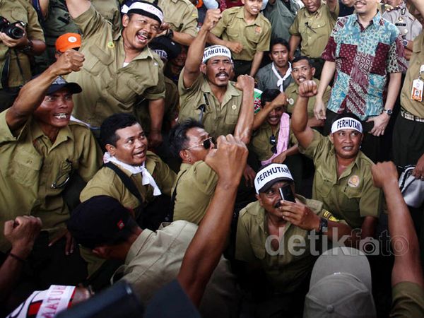 Ribuan Pekerja Perhutani Geruduk Kemenhut