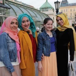 Dian Pelangi, Akting Perdana Hingga Gelar Gathering Hijabers di Austria