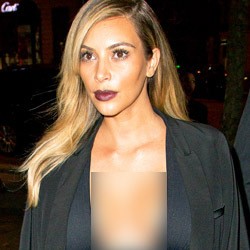 Tampil Glamor, Kim Kardashian Pamer Dada di Paris Fashion Week