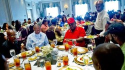 Gagal Rayakan Pesta Pernikahan, Keluarga Ini Beri Makan Tunawisma