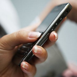 Mau Tidur Nyenyak? Hindari Chatting di Malam Hari