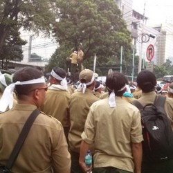 Tuntut Kenaikan Gaji, Ribuan Pekerja Kepung Kantor Dahlan Iskan