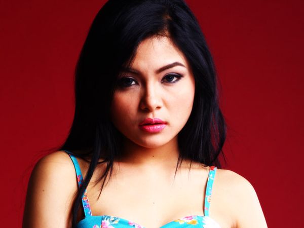 Pose Seksi Selingkuhan Adjie Pangestu