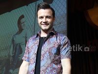 Shane eks Westlife Tampil Berbatik