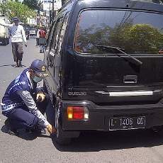 Langgar Rambu P Dicoret, Empat Pentil Mobil di Jalan Jagalan Dicabut