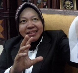 Walikota Risma Pamerkan Sistem Perizinan Online di Depan KPK