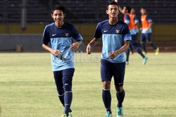 Evan Dimas (kiri) berlatih bersama rekan-rekannya di Stadion Utama GBK Senayan, Jakarta.