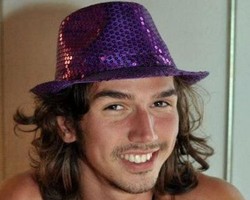 Travis Sigley, Pria yang Dibayar Rp 875 Ribu untuk Sekali Pelukan